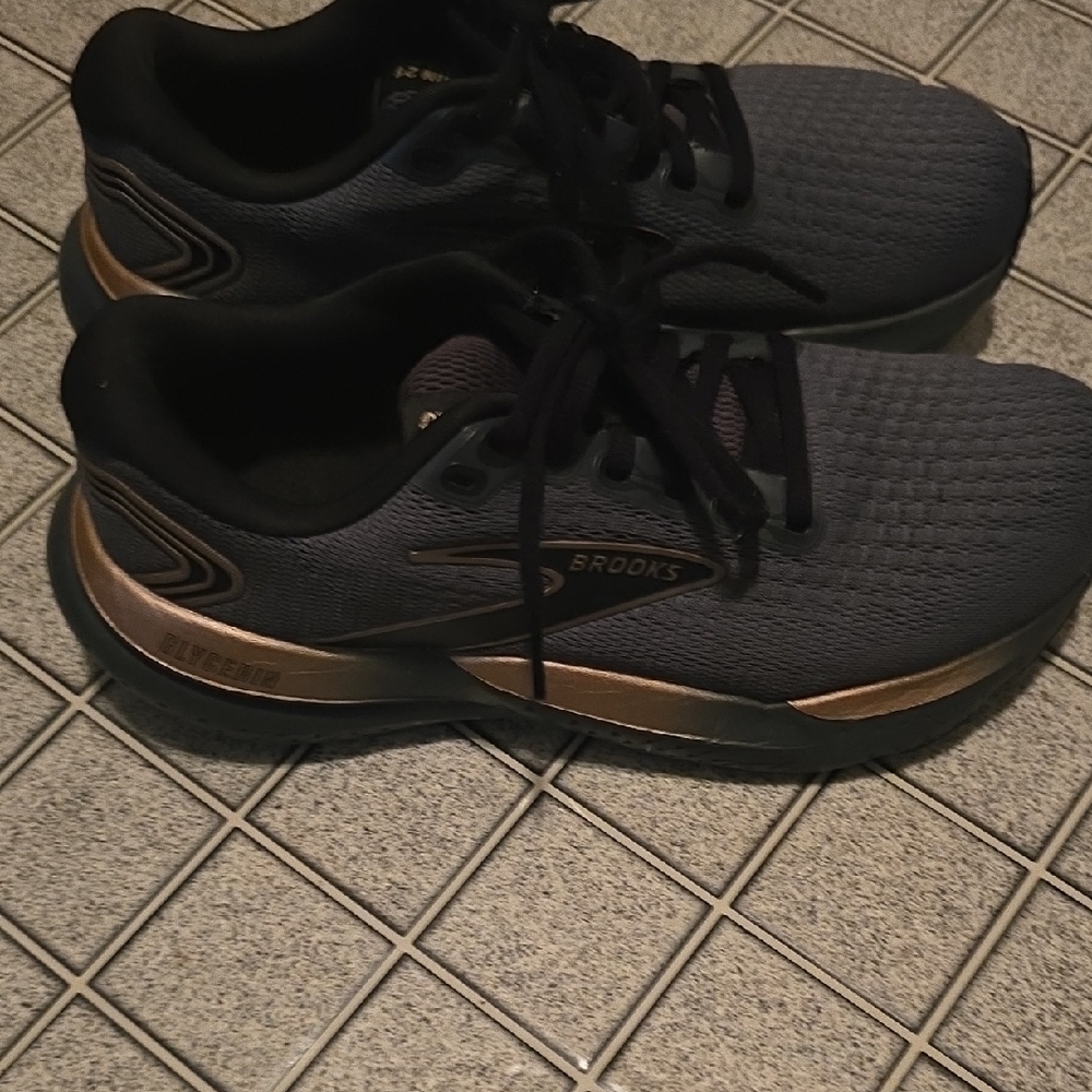Brooks Women's Gray and Black Athletic Shoes